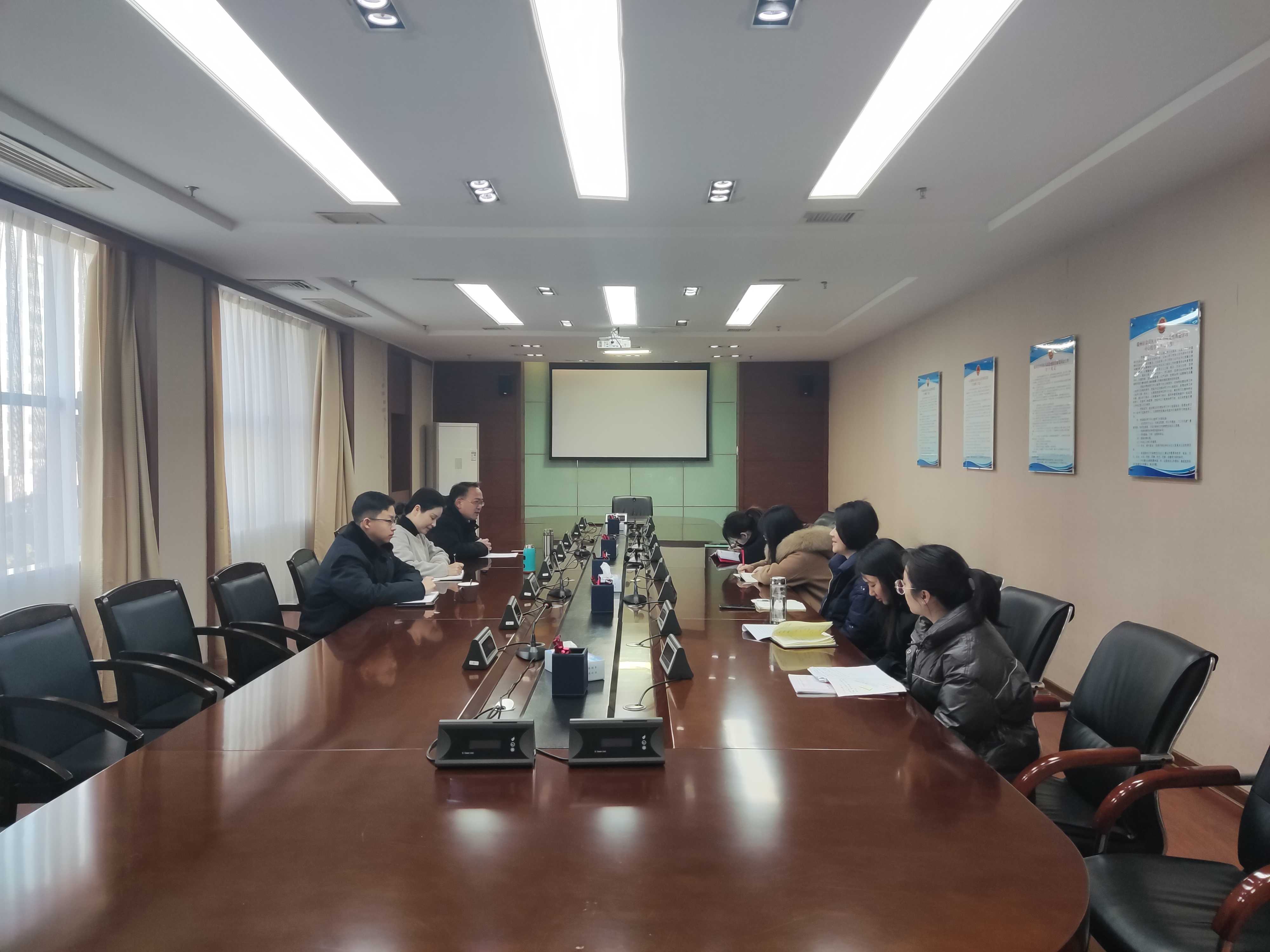 办公室开展部门交流研讨.jpg